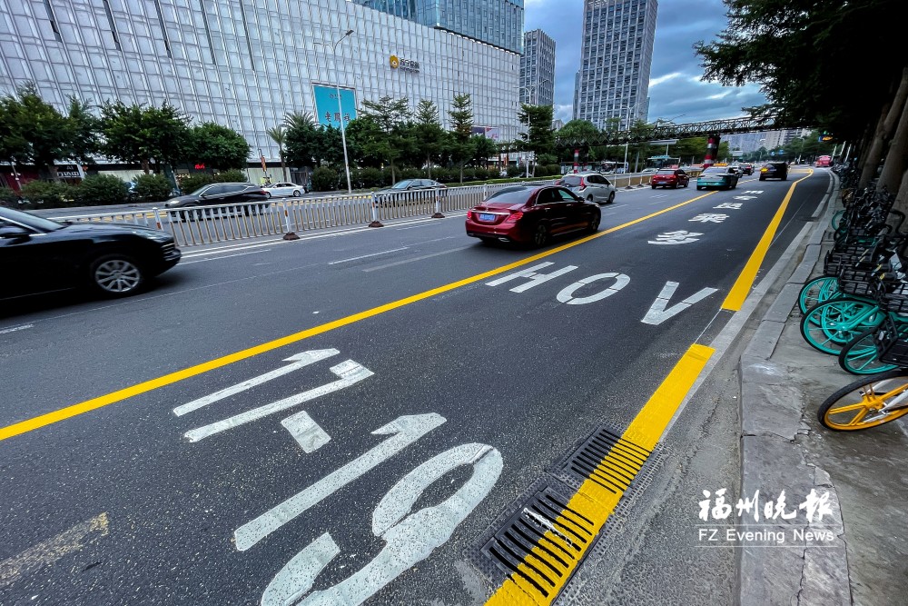 福州:多乘员车辆专用车道启用后道路顺畅了