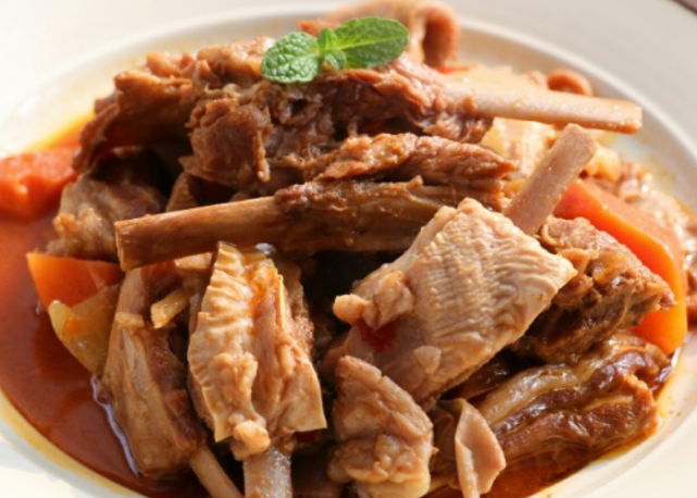 羊排炖着吃才美味,搭配冬笋和腐竹,鲜香营养又解馋,家人都爱吃
