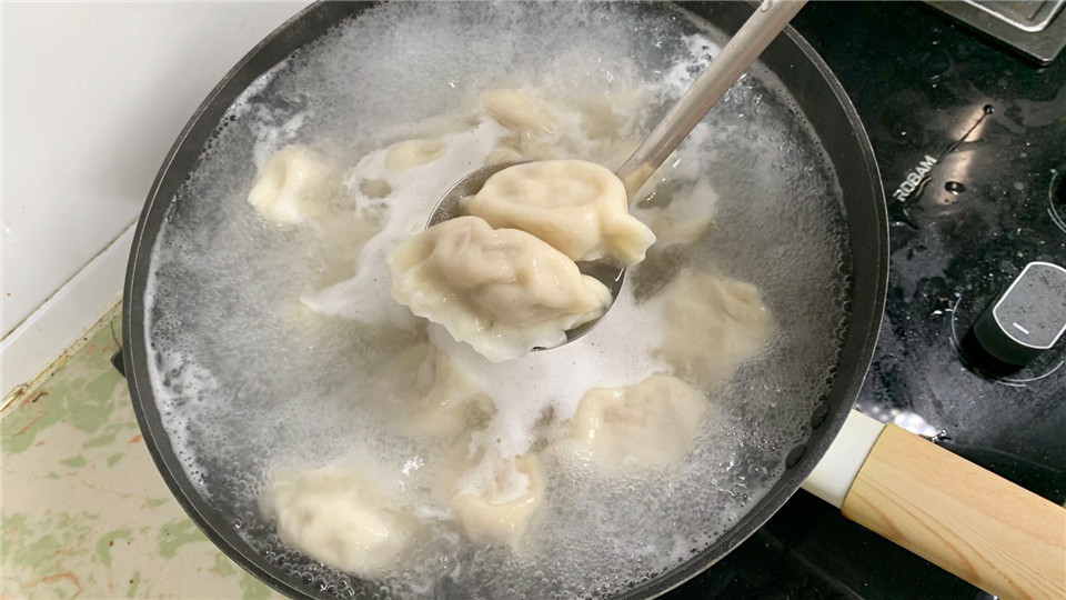 煮凍餃子,最忌開水下鍋煮!記住3個技巧,爽滑筋道,不開裂不破皮