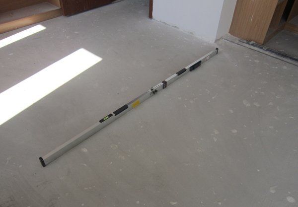 小编出招: 地面基底处理完毕之后,倒上水泥砂浆进行地面找平.