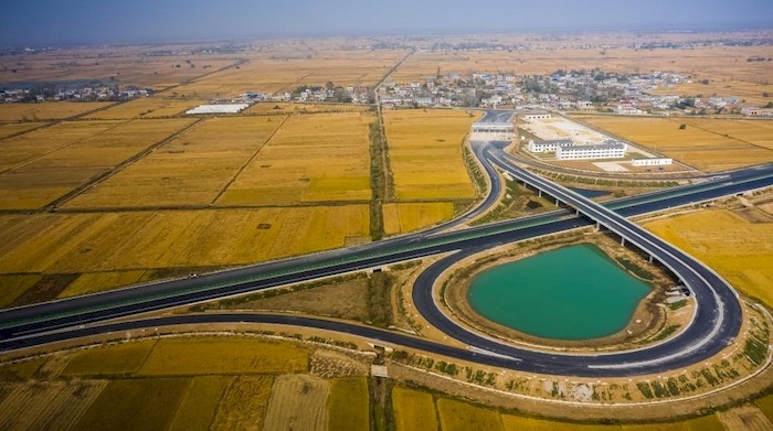 五河县融媒体中心供图为了完成蚌五高速公路年底通车的目标,管理公司