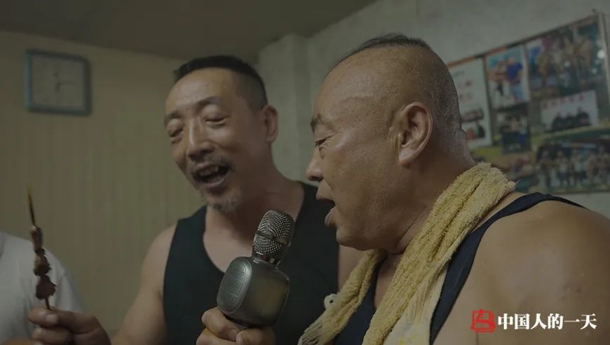 美國特米諾飛機場一群扮演很像男孩搞笑兒炮玉澤演怎樣告訴一年級英語課是什么
