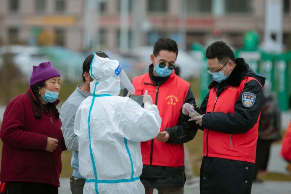 抗疫情有温情定格防控一线的感人瞬间
