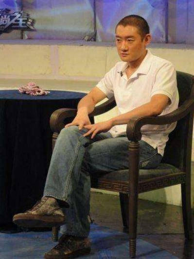 此时的他事业有成,年轻气盛.