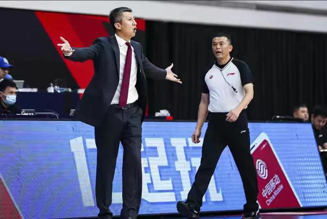 cba 大快人心！郭士强伸冤成功，CBA裁判首次遭受停赛处罚！