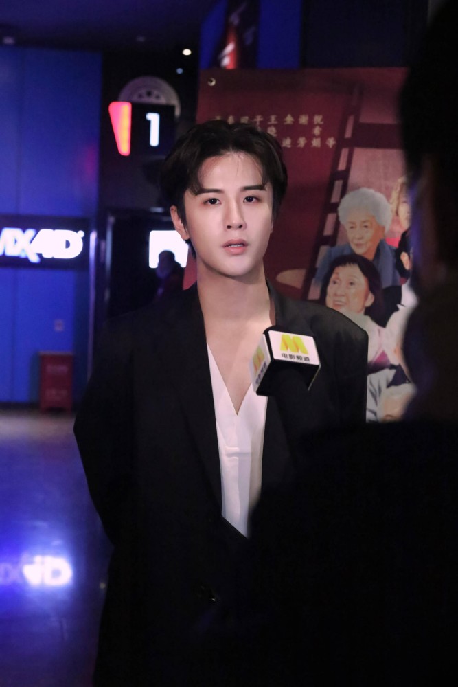 青年演员伍中元观看纪录片《演员》向老艺术家致敬