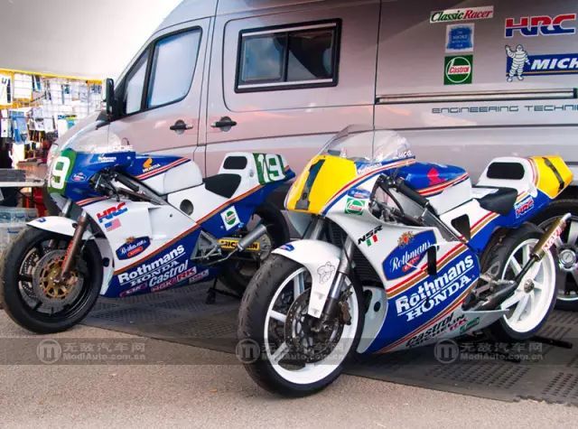 图:蓝白拉花的"乐富门"956赛车.