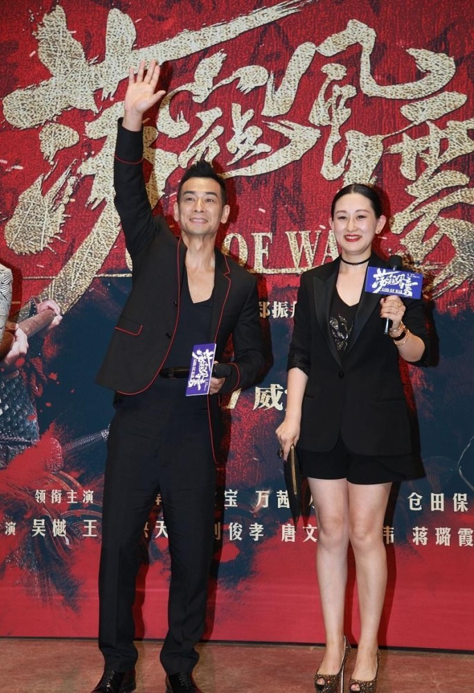 赵文卓妻子有模特气质,穿长风衣外套好潇洒,淡妆看起来大方自然