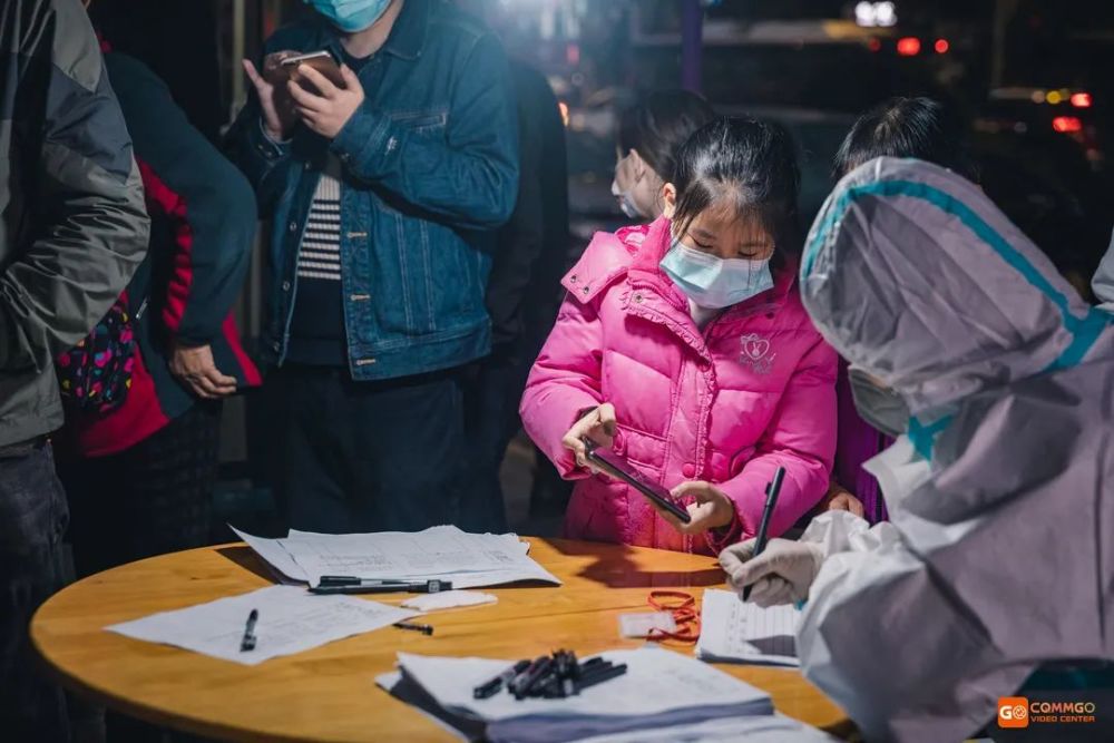 小朋友們也不吵不鬧乖巧地跟著爸爸媽媽有的居民已經排了2個多小時