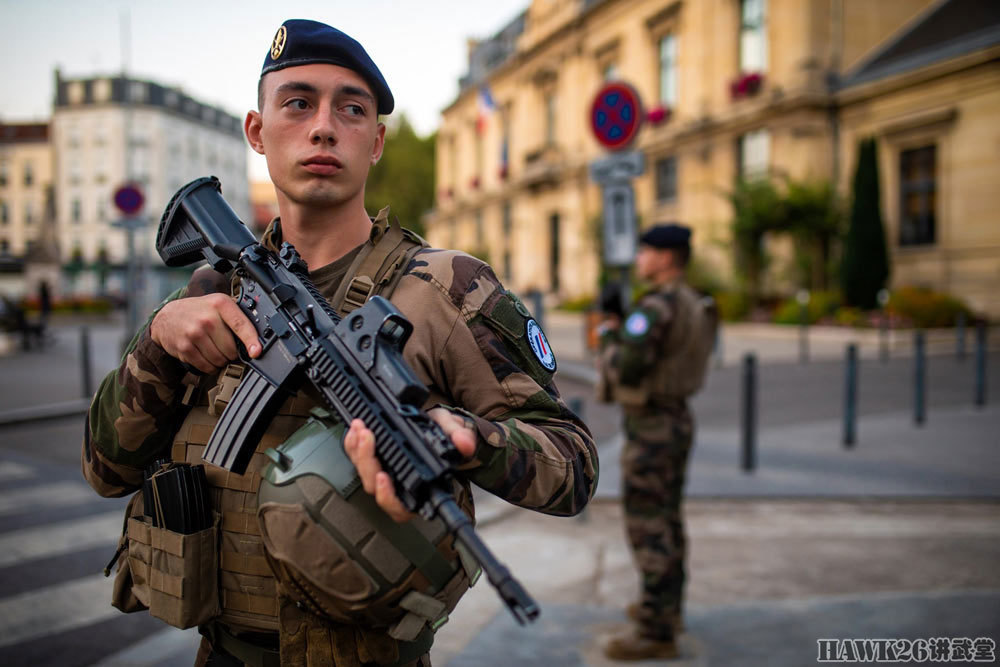 法军第35步兵团在巴黎徒步巡逻"快速枪机架"亮相 保