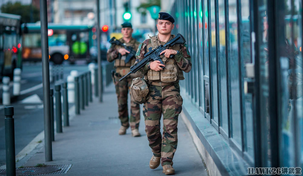 法军第35步兵团在巴黎徒步巡逻"快速枪机架"亮相 保