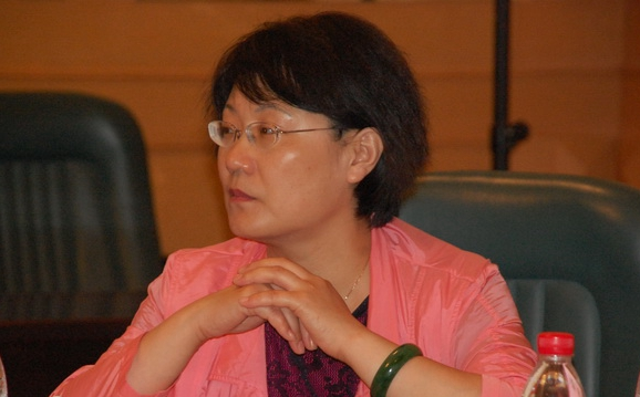 是个孝顺的人,母亲建议他娶自己娘家村里的一个姑娘,这个姑娘叫陈凤英