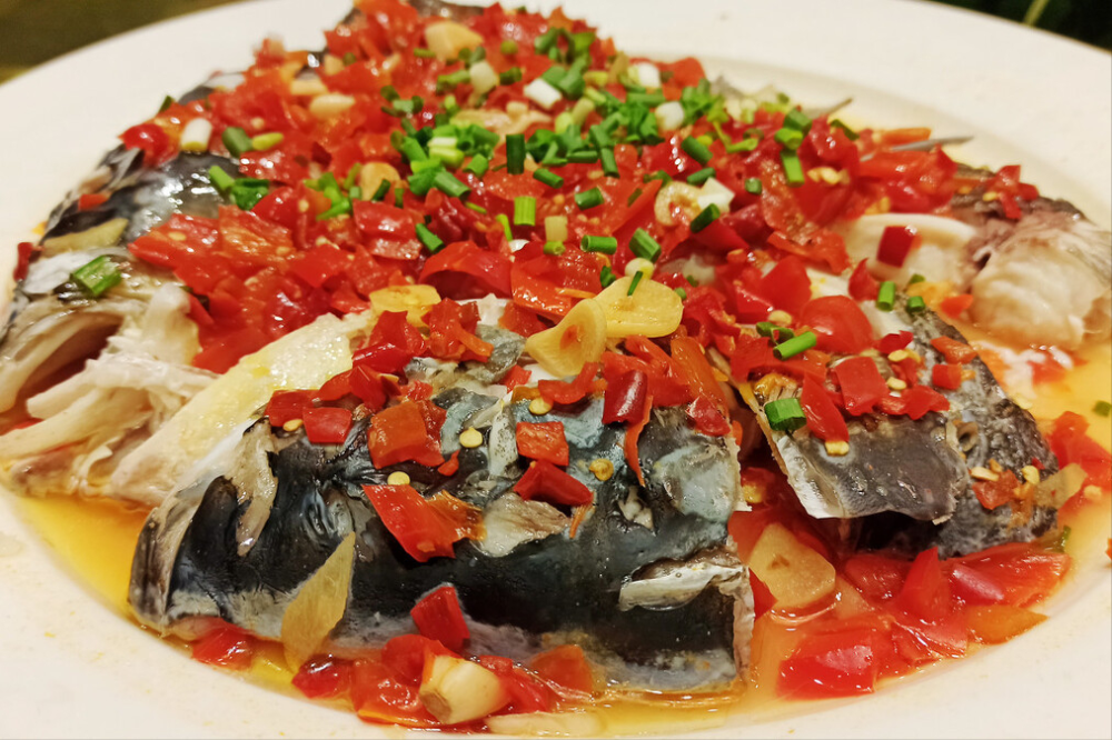 剁椒鱼头是湘菜还是川菜?大厨分享经典做法,香辣鲜嫩完全不腥
