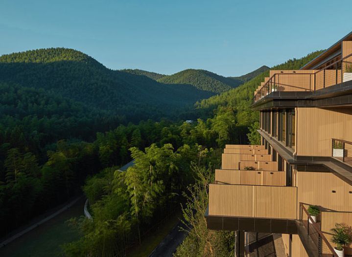 附近住宿:德清米兰风尚酒店,距离莫干山风景区车程大约40分钟.