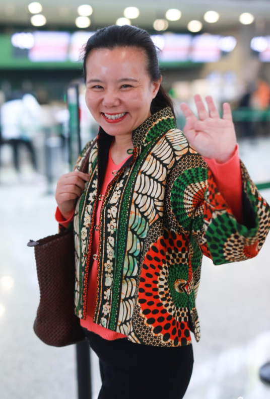 龚琳娜精神状态挺年轻,穿民族风印花外套配紧身裤,素颜状态很美_腾讯