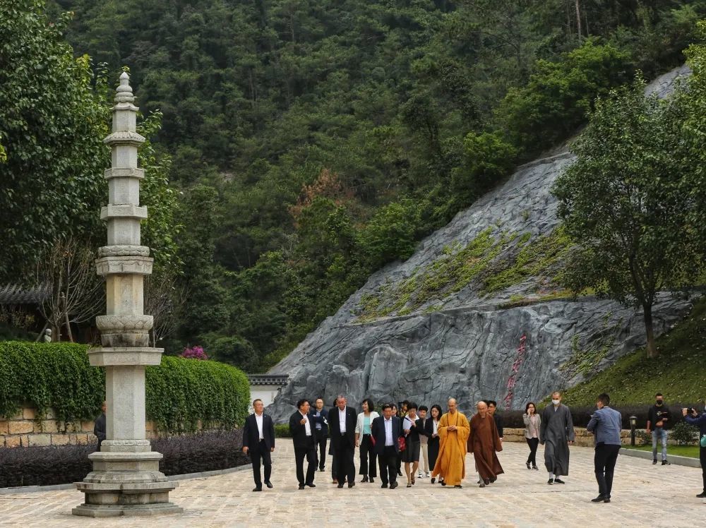 黃檗山萬福寺方丈定明法師代表黃檗祖庭接待了垂秀夫大使一行.