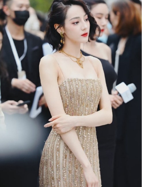 靠美貌火辣身材出圈的迪丽热巴是怎样一步步做到顶流的