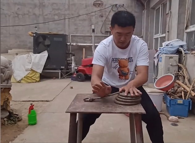 鸽武缘:北京通背拳传人,掌法灵活刚劲,能徒手打弯扳手