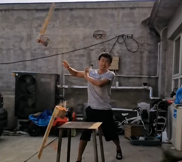 鸽武缘:北京通背拳传人,掌法灵活刚劲,能徒手打弯扳手