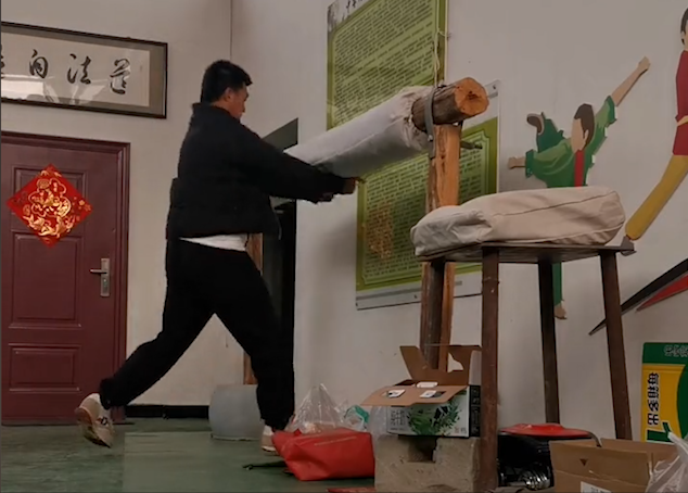 鸽武缘:北京通背拳传人,掌法灵活刚劲,能徒手打弯扳手