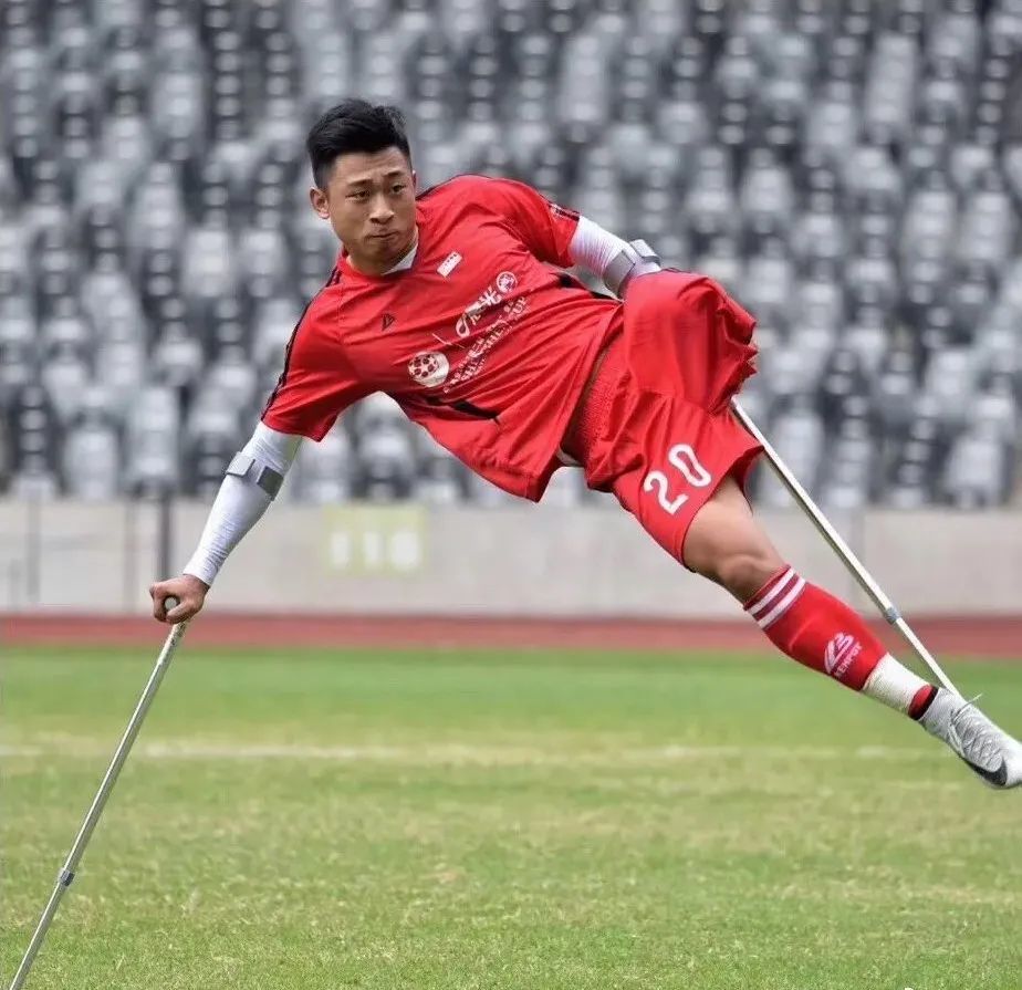 独腿小伙射门视频火了!但他的故事不止于此