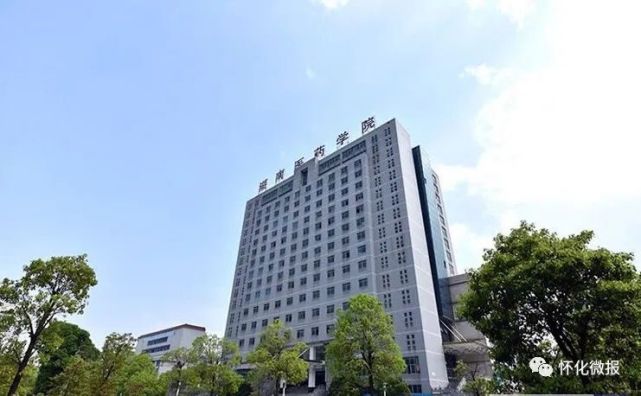 重庆重庆三峡医药高等专科学校三峡库区唯一一所医学院,规模较大,较负