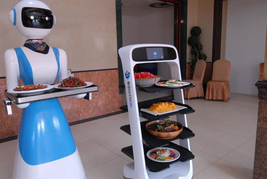丁仲青称,聘请机器人服务员不仅可以吸引顾客,也可以缓解餐厅生意