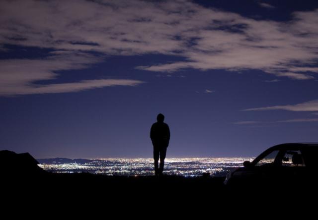 爱一个人是劫,有人在劫难逃,有一种离别,是擦着眼泪,不敢回首