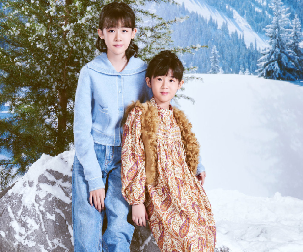 陆毅一家四口拍大片13岁贝儿身高超爸爸肩膀9岁小女儿罕露面