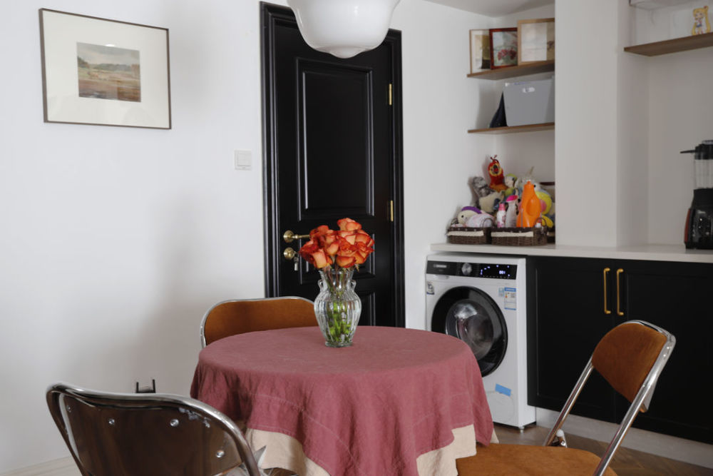 原格局,洗衣机只能放在卫生间或厨房,一个潮湿,一个油腻,都不是理想的