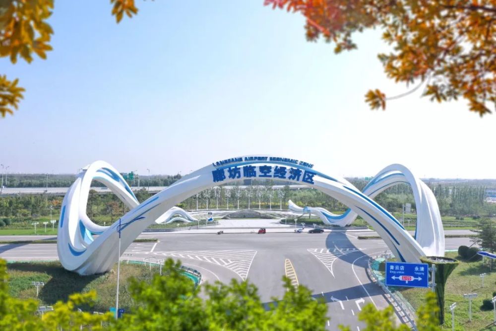 透过静美秋叶,眼前的临空之门华贵而典雅.