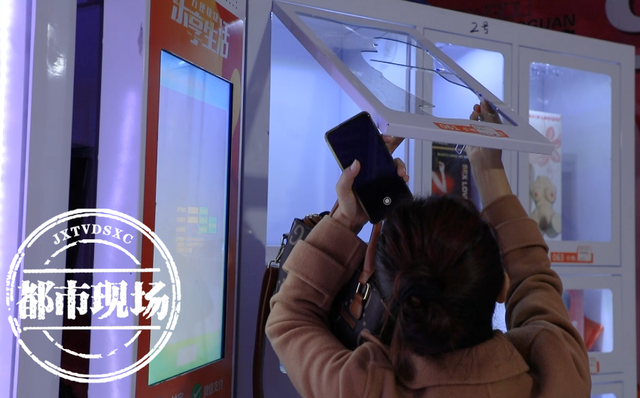 赣州:3名男子深夜盗走充气娃娃,玻璃都砸坏了_腾讯新闻