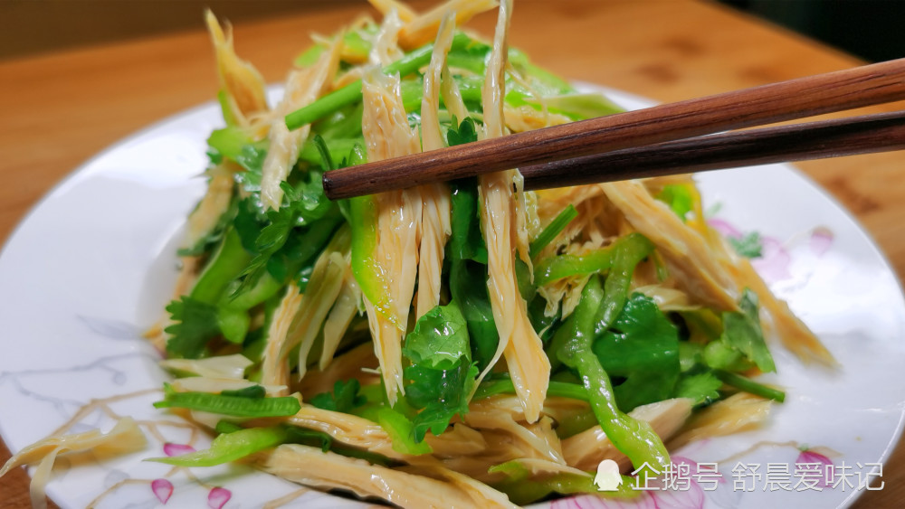 涼拌腐竹既簡單又好吃的家常做法,味道香濃無硬芯,下酒又下飯