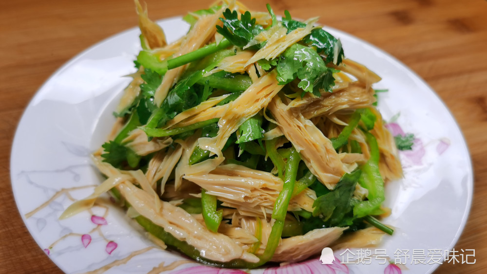 涼拌腐竹既簡單又好吃的家常做法,味道香濃無硬芯,下酒又下飯