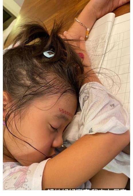 连贾静雯还不忘自黑道,果然是有其母必有其女,简直是与自己小时候一模