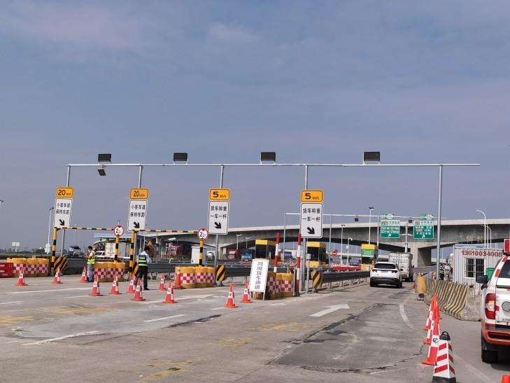 花莞高速仙村收费站入口完成升级改造2条车道拓增为4条车道