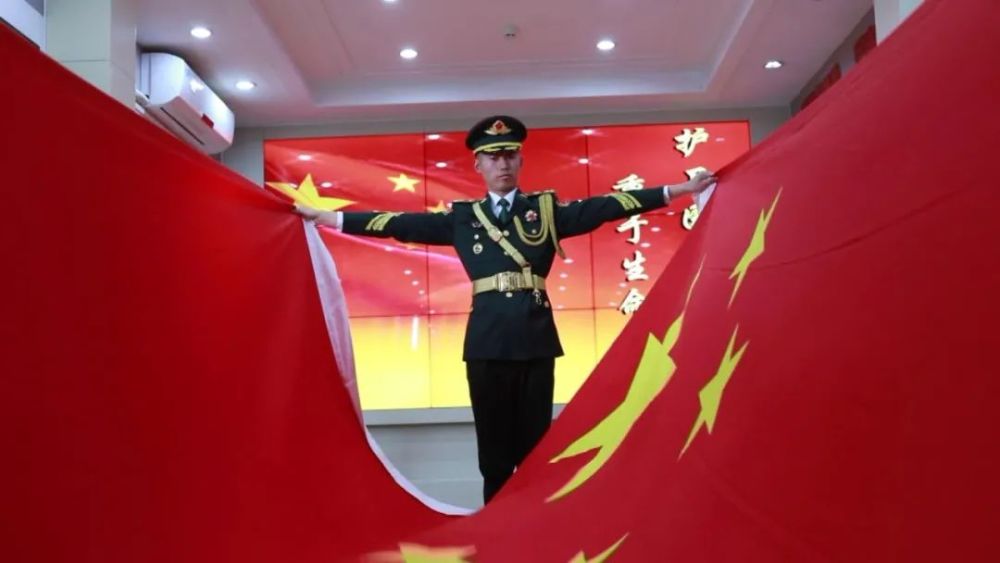 身边的故事国旗卫士张自轩用生命守护心中那抹国旗红