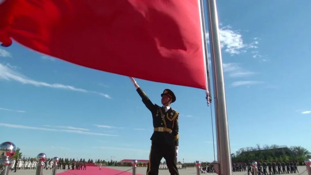 身边的故事国旗卫士张自轩用生命守护心中那抹国旗红