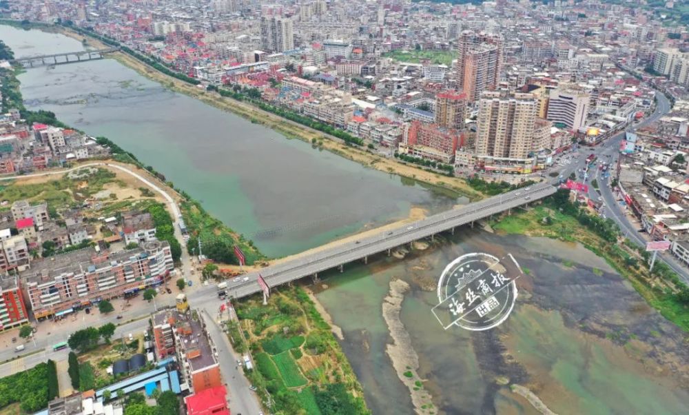 王华生介绍,洪濑新大桥是双幅单向桥,桥这头是学校,桥那头是洪濑镇区