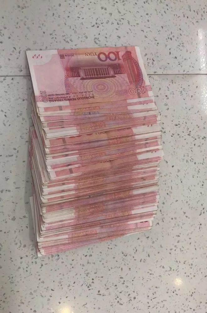 大意了车内放了3万元现金居然忘锁车门