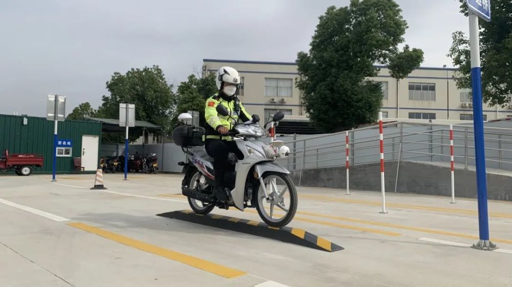 摩托車科目二考試內容:坡道定點停車與起步,樁考,通過單邊橋;摩托車