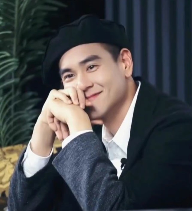 路人镜头下的彭于晏生图出圈状态太好黑色贝雷帽少年感满满