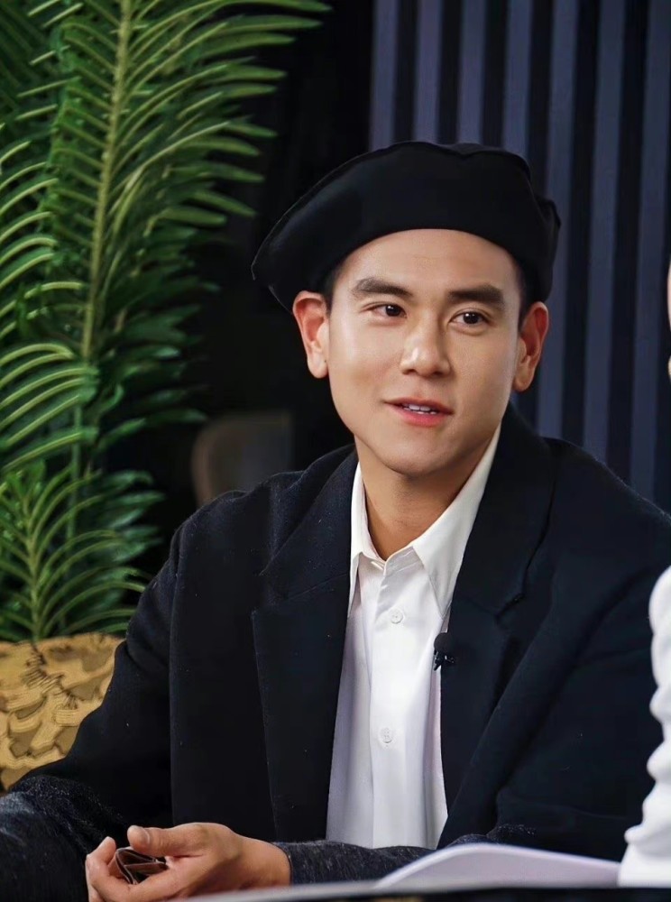 路人镜头下的彭于晏生图出圈状态太好黑色贝雷帽少年感满满