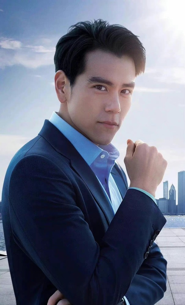 路人镜头下的彭于晏生图出圈状态太好黑色贝雷帽少年感满满