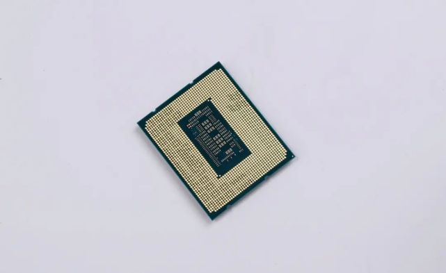 5mb 二级缓存,其中性能核基础频率为 3.7ghz,最大睿频4.