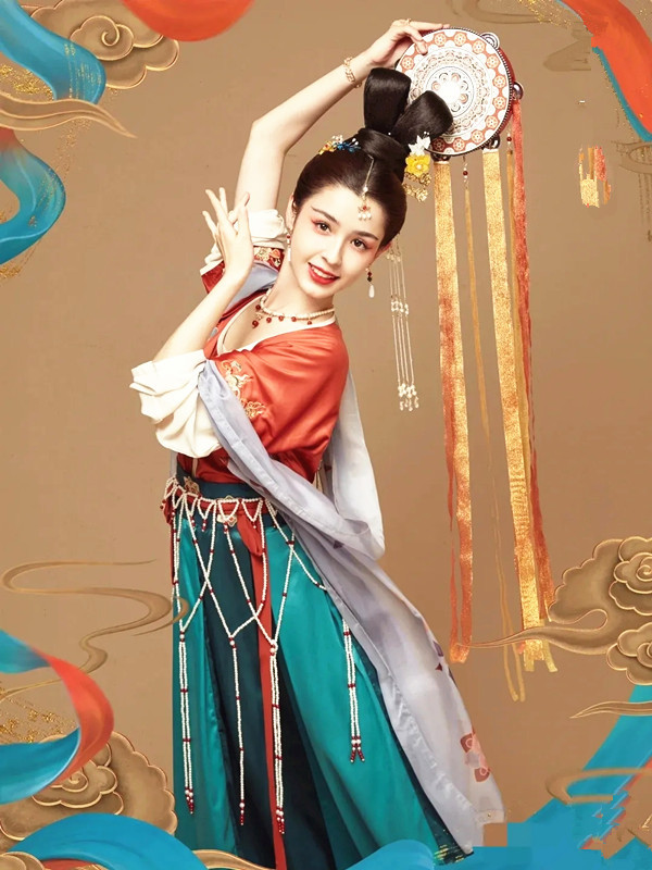 西域美人哈妮克孜演绎飞天之美金钗薄纱皆是神秘之源