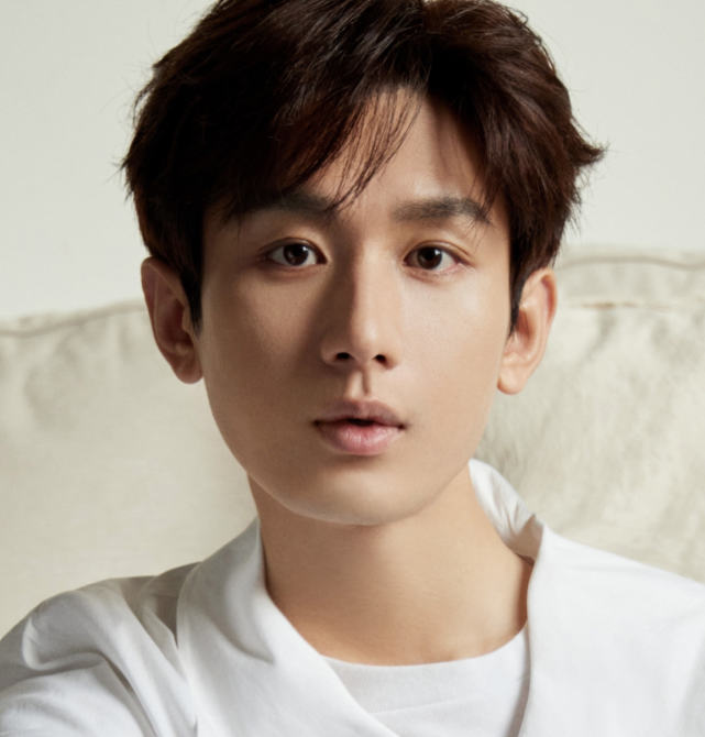 成毅最新直播状态堪忧黑眼圈法令纹遮不住一脸疲倦沧桑