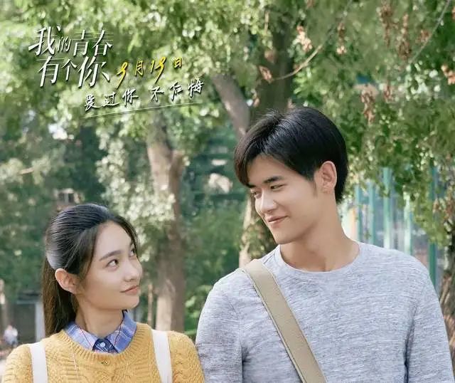 算是搭上了联系帮女主捡回贝壳项链男主邱飞在军训上就对女主周舟一见