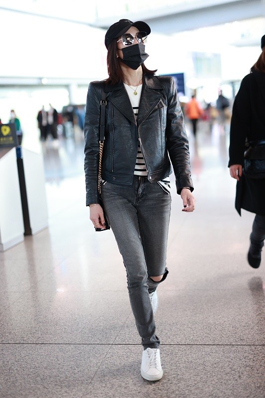 配紧身裤的短上衣最好宽一些,这样显腿细.