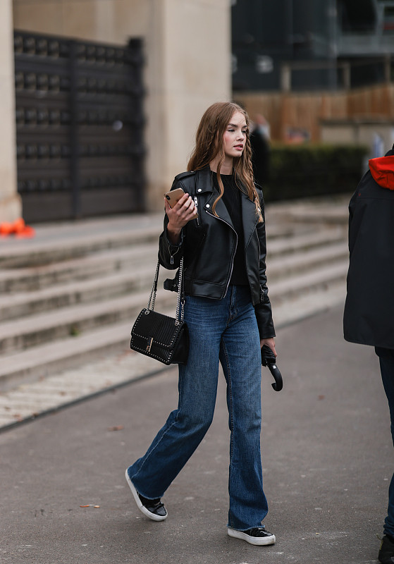 时髦的姑娘们都在用短皮衣配紧身裤显高利落很有型